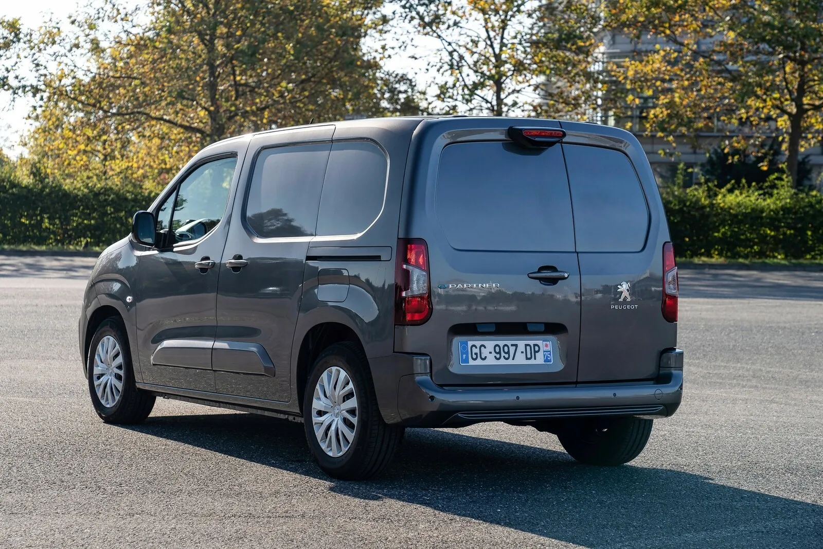 Bei Peugeot heißt das entsprechende Nutzfahrzeug-Pendant e-Partner.